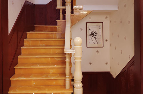 望江中式别墅室内汉白玉石楼梯的定制安装装饰效果